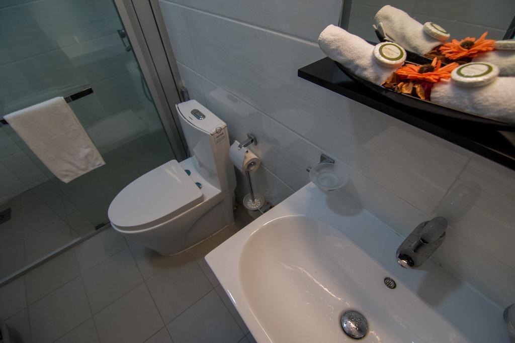 Cozy Sea View Luxury Apartment, Fully Furnished, 2 Bedrooms, 2 Bathrooms Dehiwala-Mount Lavinia Bagian luar foto